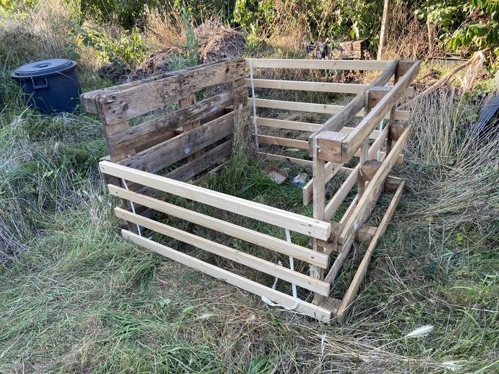 Quick makeshift compost.